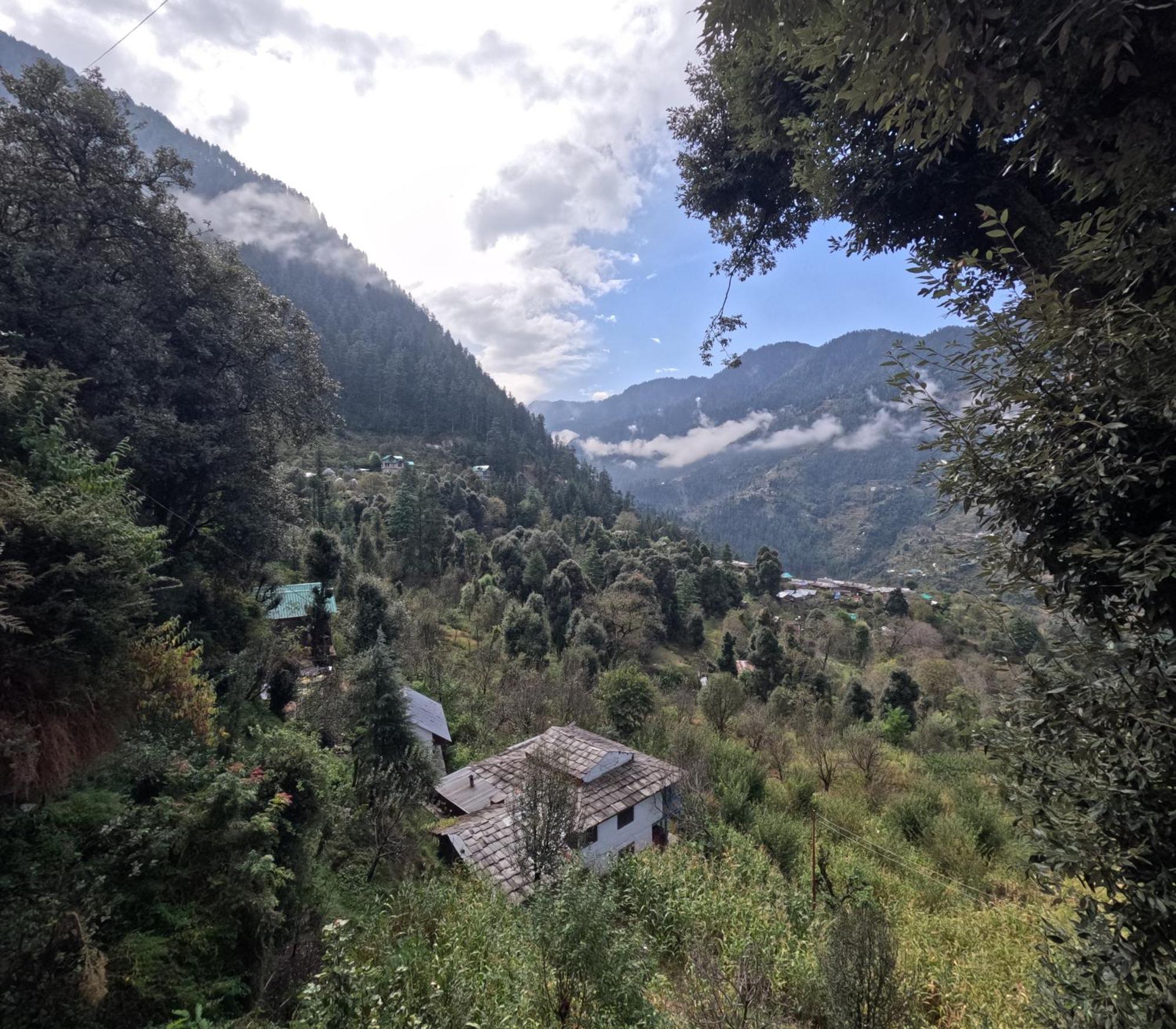 Mozo Inn&Cafe Jibhi Banjār Kültér fotó