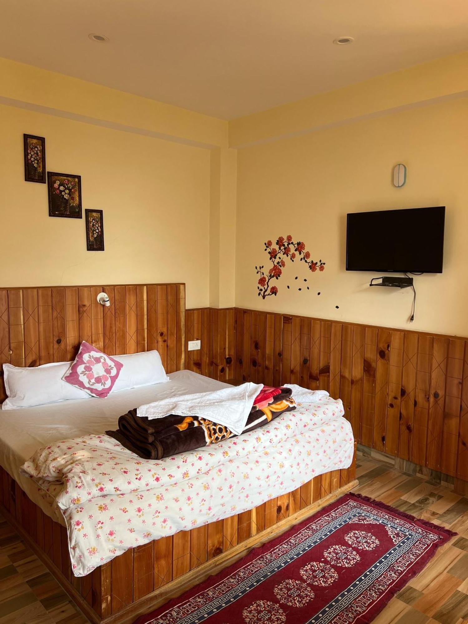 Mozo Inn&Cafe Jibhi Banjār Kültér fotó